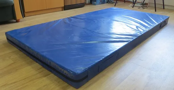 Мат гимнастический из тентовой ткани, поролон плотностью 22 кг/м3 1х2х0.08